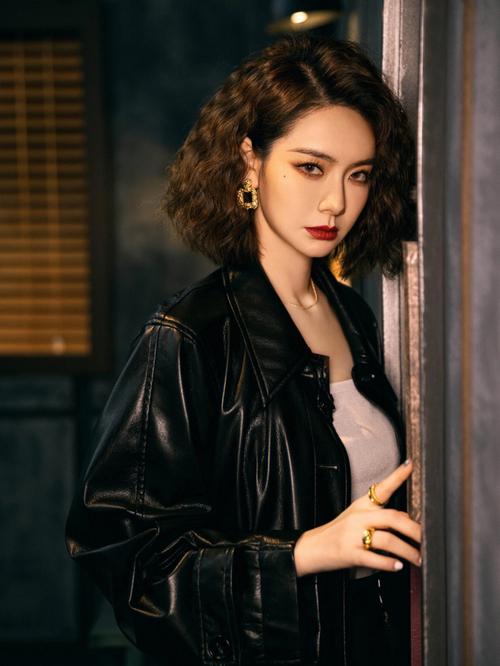 戚薇黑色三角图片