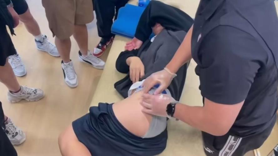 体育生自愿脱裤子给男生玩