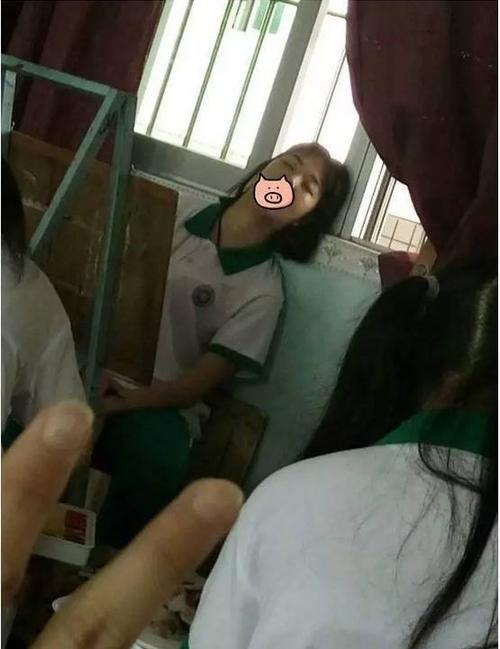 女同桌睡觉露出奶头