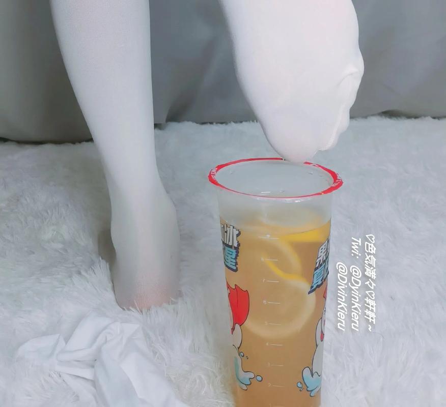 白丝小乔的玉足伸入我的喉咙