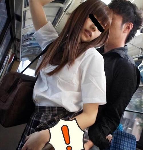在拥挤的电车被痴汉中出