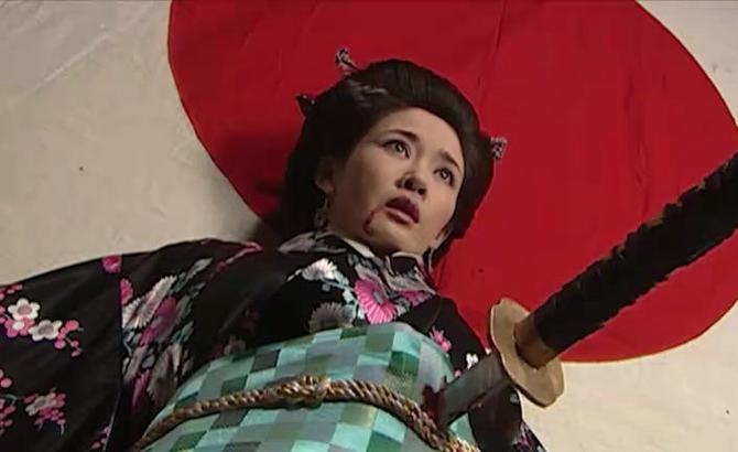 女特务被杀拖走视频