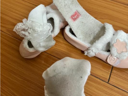 lo鞋里有白色不明液体