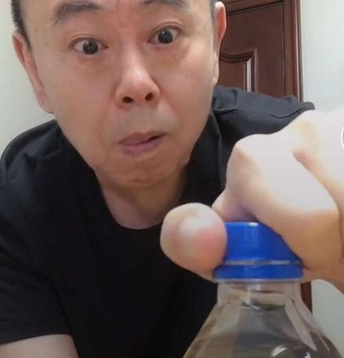 明星踢瓶盖视频