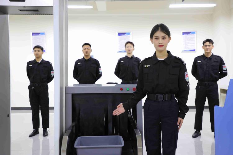 女子学校安检员