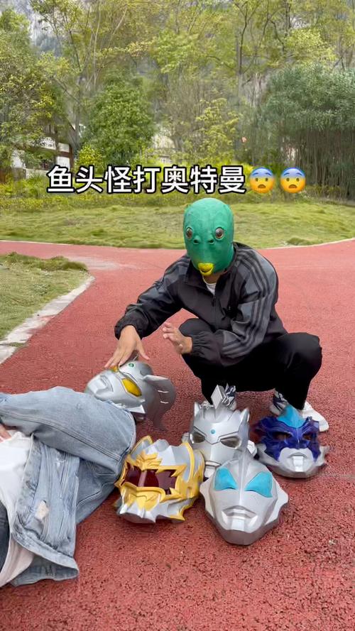 绿鱼头打奥特曼表情包图片