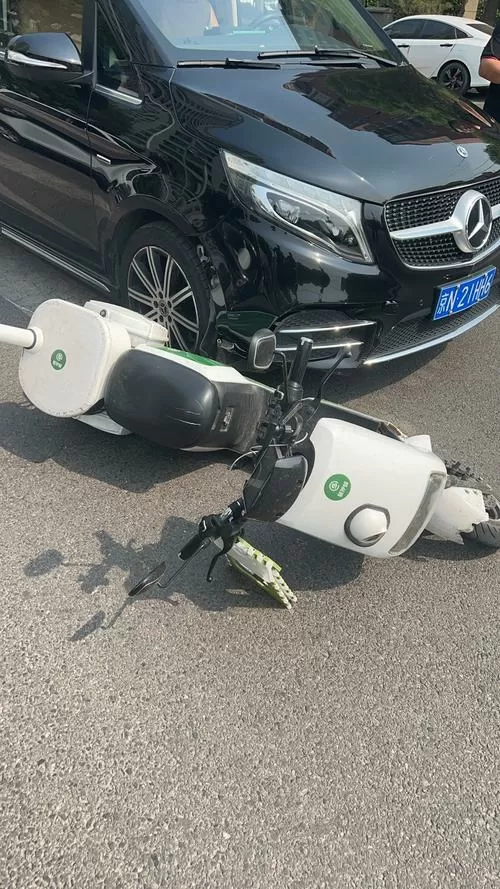 谁有电瓶车撞车的照片