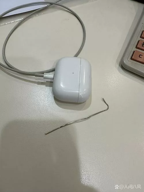 苹果无线耳机充电白灯闪烁怎么回事