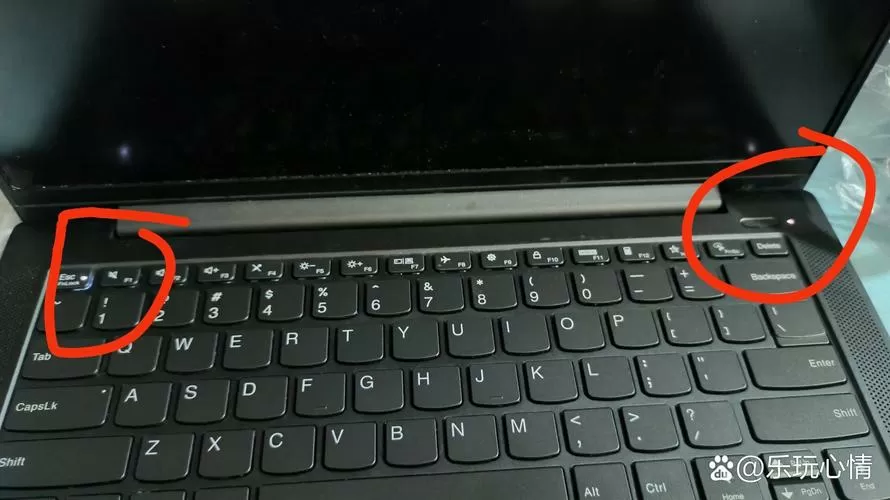 电脑开机后黑屏键盘鼠标都不亮