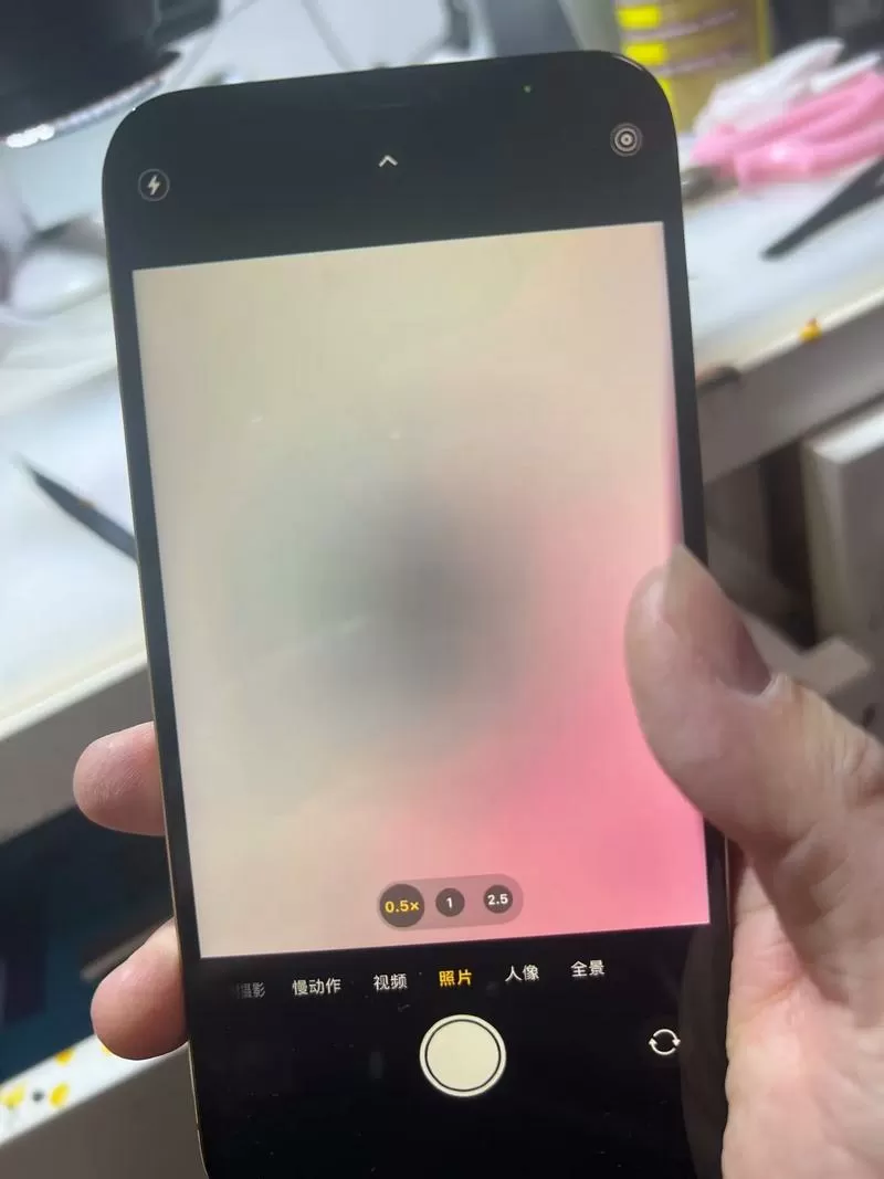 苹果13拍照一凑近就模糊