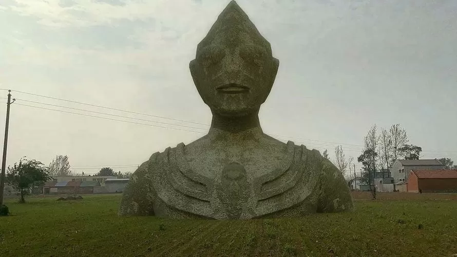 迪迦身边的两座巨人石像是谁