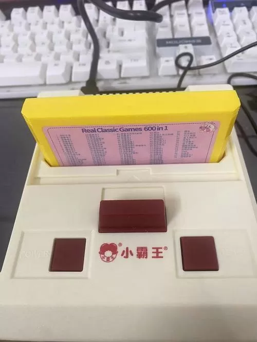 小霸王红白游戏机
