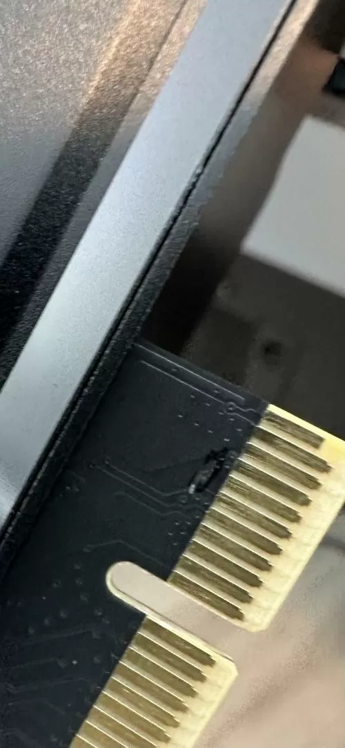 显卡金手指有小坑