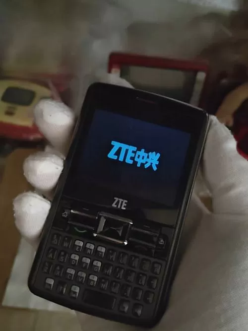 中兴手机开机一直停留在开机画面图标