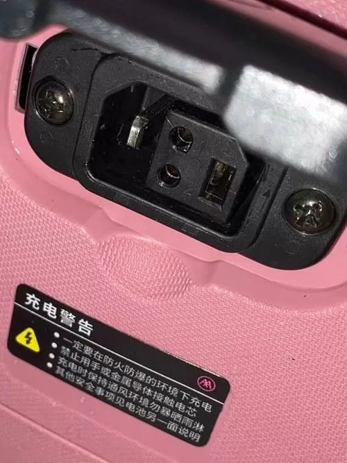 爱玛电动车充电孔在哪个位置