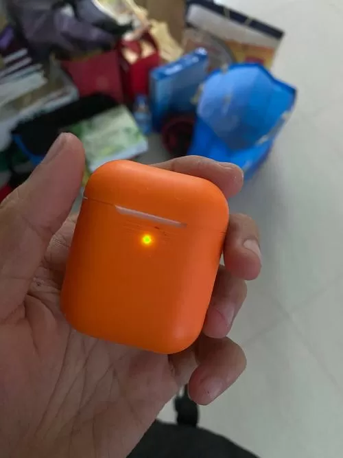 苹果耳机闪烁橙色的灯什么意思