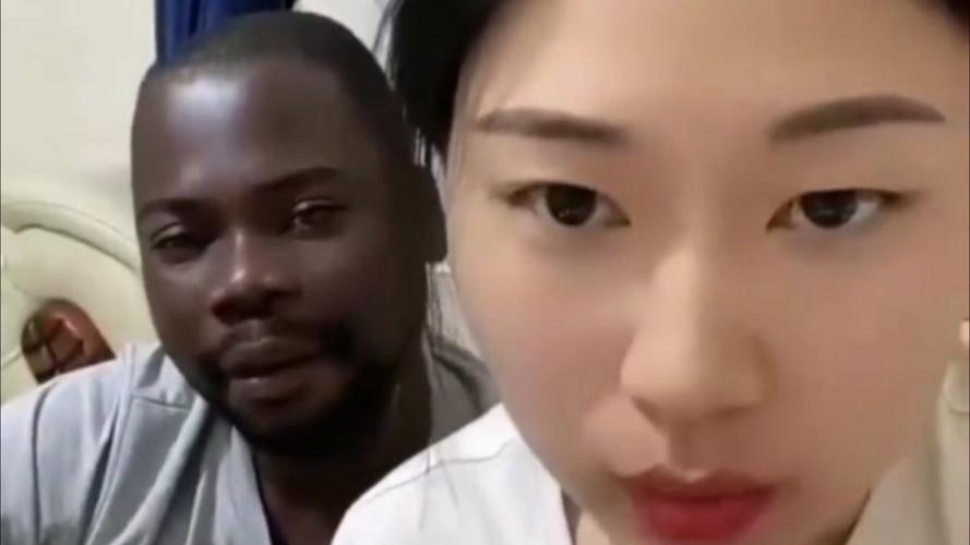 高校女生与黑人男友直播互动