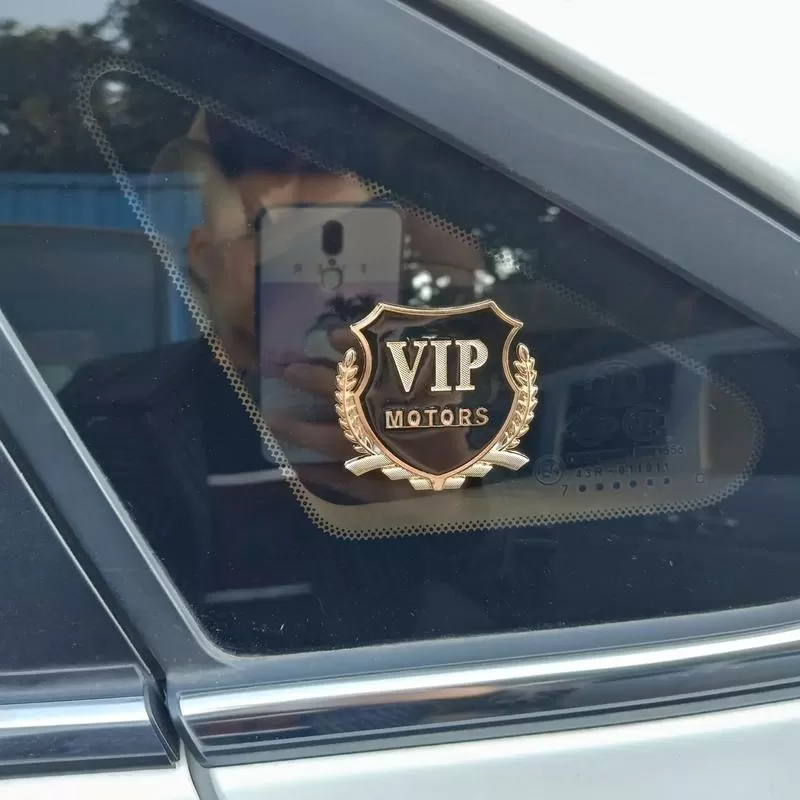 车牌上贴个vip