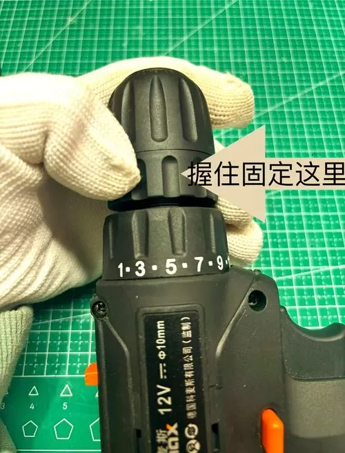 电钻怎么卡不住钻头了