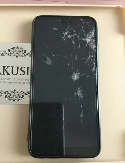 手机屏幕破裂图片真实