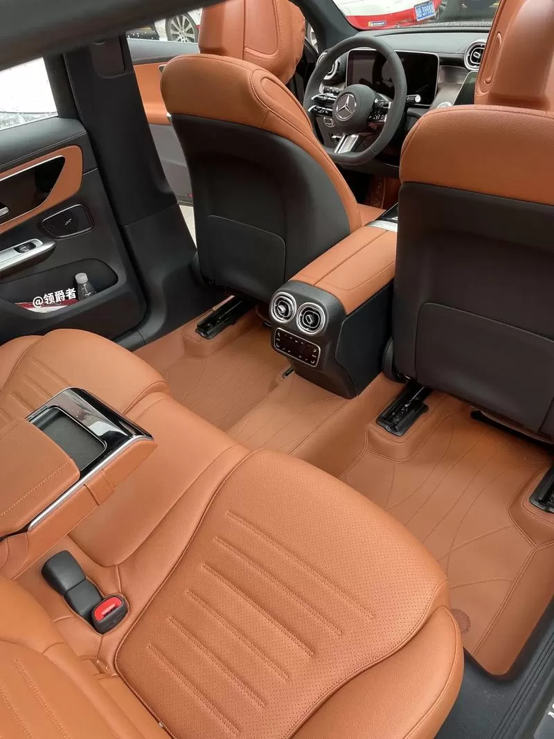 奔驰glc260内饰棕色还是黑色