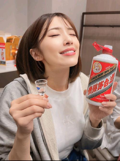 喝茅台的少女情侣头像图片