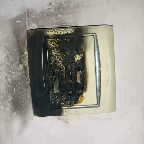墙上插座有烧焦味有什么隐患