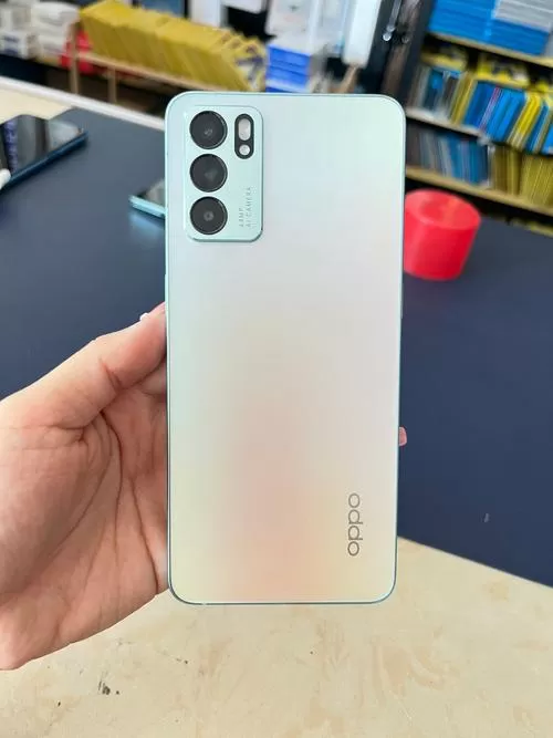 OPPO手机上出现彩色竖纹