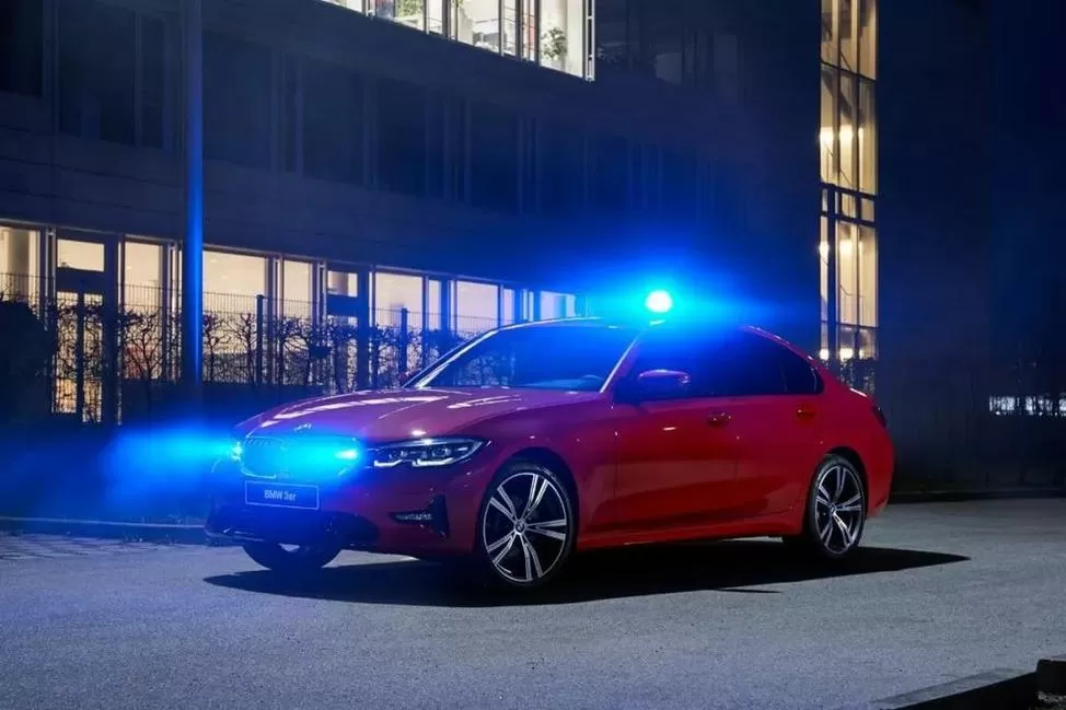 闪着蓝色的警报灯是什么车