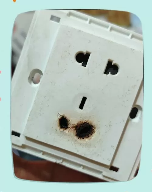 插座外壳有点烧焦还能用吗?