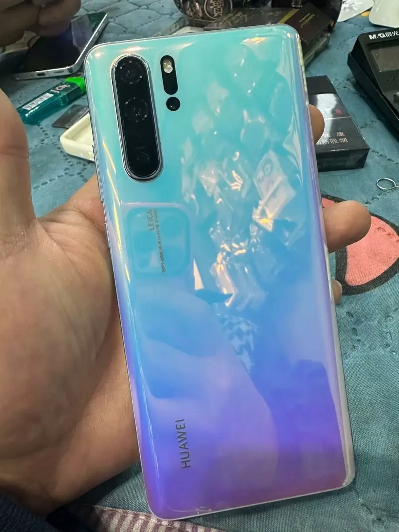 华为p30pro是曲面屏吗