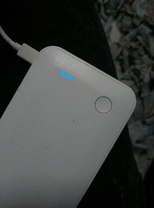 小米充电宝的灯一闪一闪的