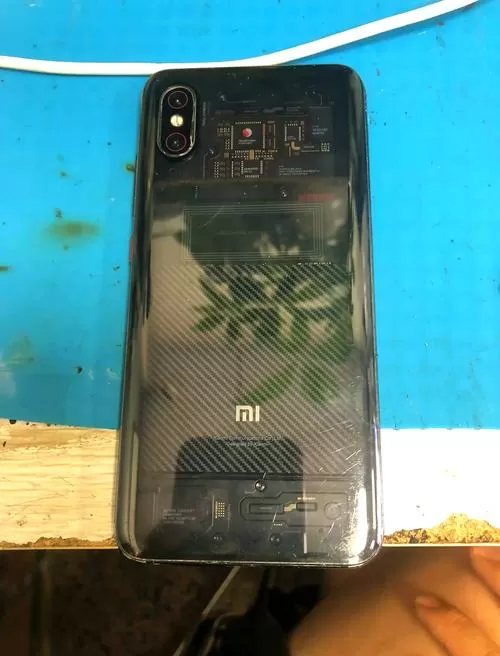 小米8屏幕摔紫了咋回事