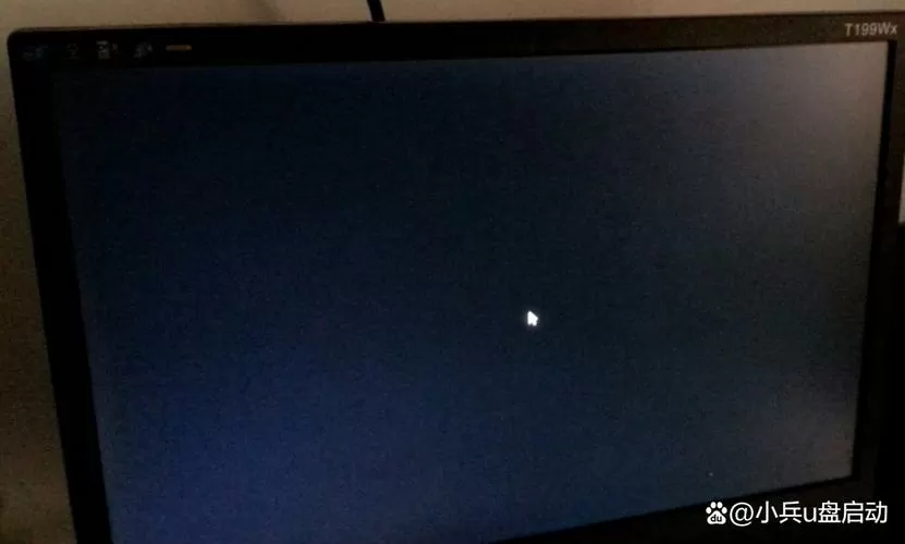 电脑屏幕很黑隐约能看见