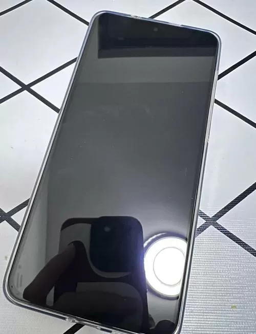 手机贴钢化膜有白边怎么办