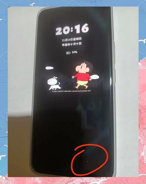 荣耀手机屏幕发绿光什么原因