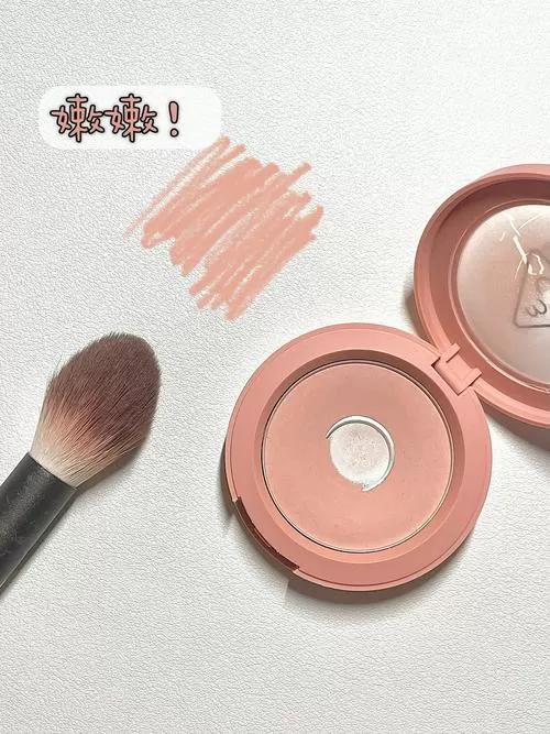 杏粉色
