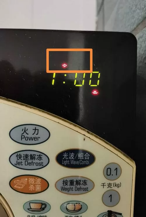 微波炉的灯一闪一闪是不是坏了了