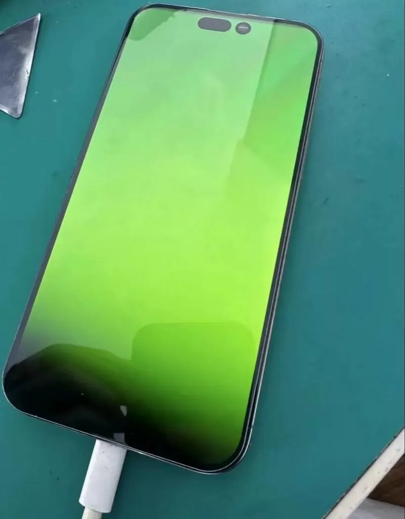 手机出现绿色屏幕的情况是什么样