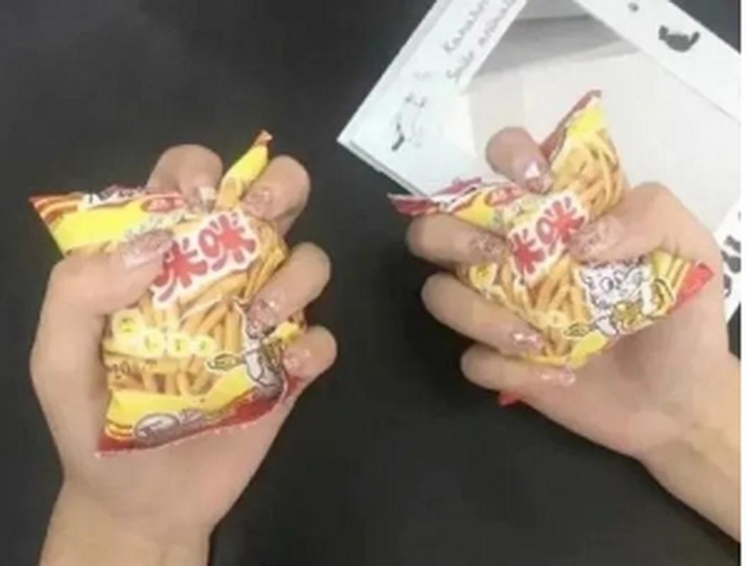 手抓咪咪虾条表情包