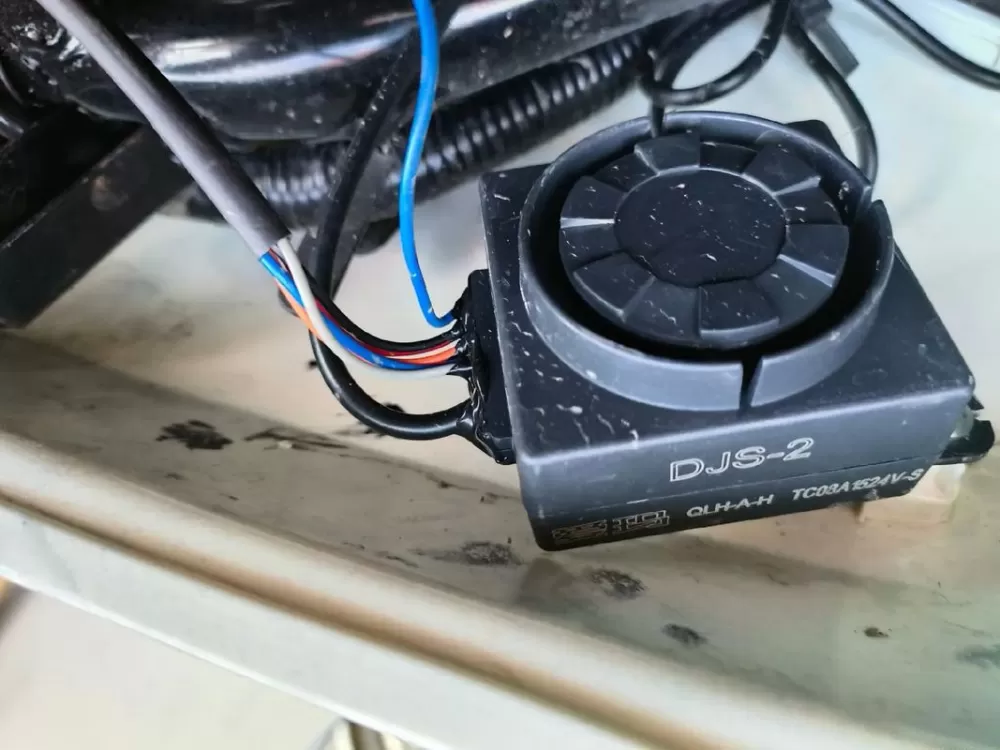 爱玛电动车防盗器在哪