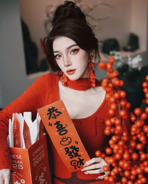 美女涂口红打一成语红包正版