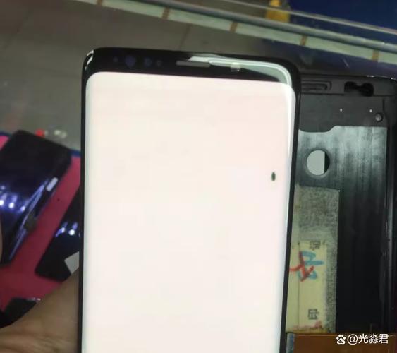 手机屏幕突然出现黑点怎么回事