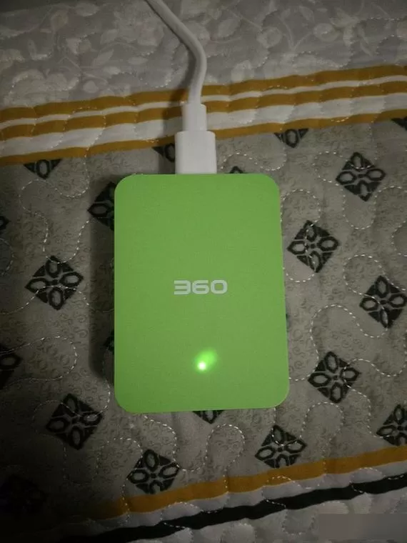 充电器一闪一闪绿色灯