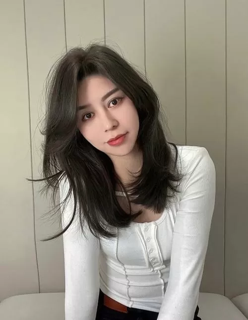 头顶尖脸大的女生适合什么发型