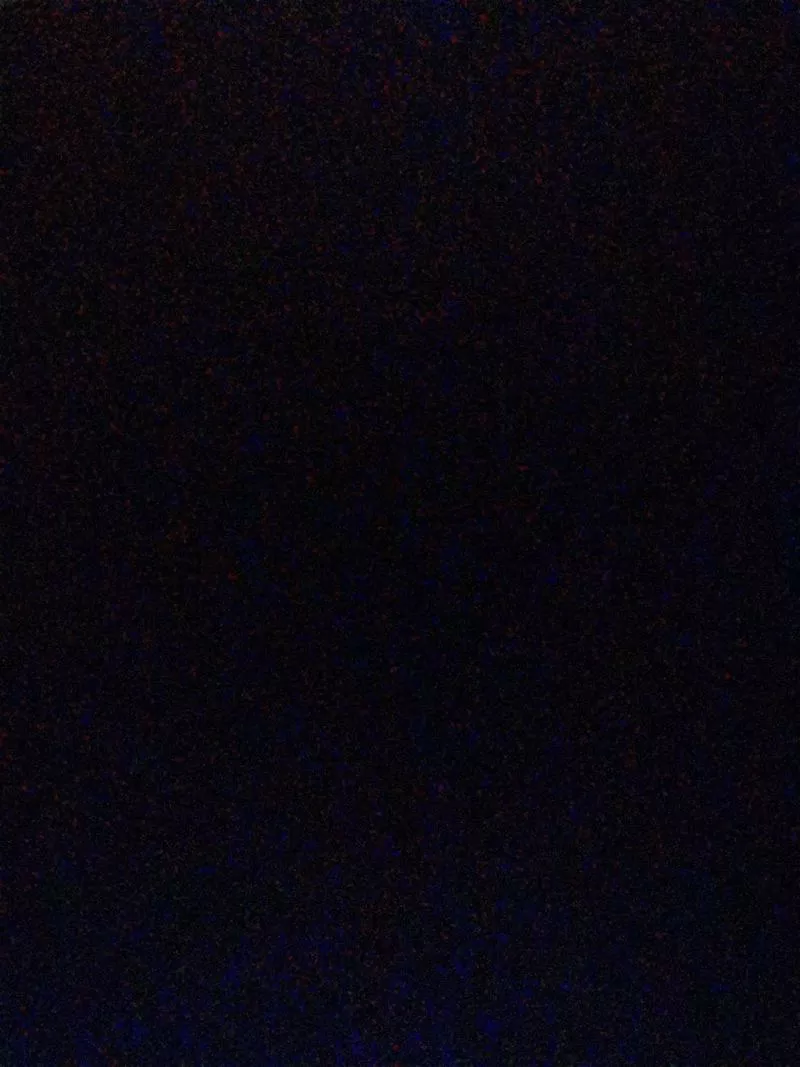 手机屏幕纯黑后出现白点