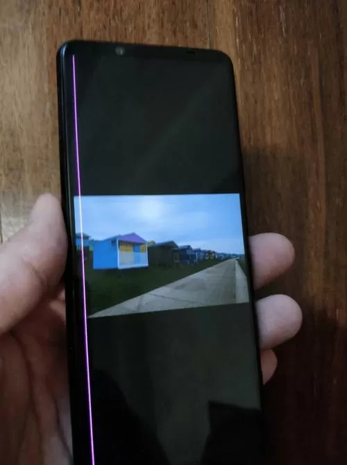 手机屏幕中间出现一条黑色竖线