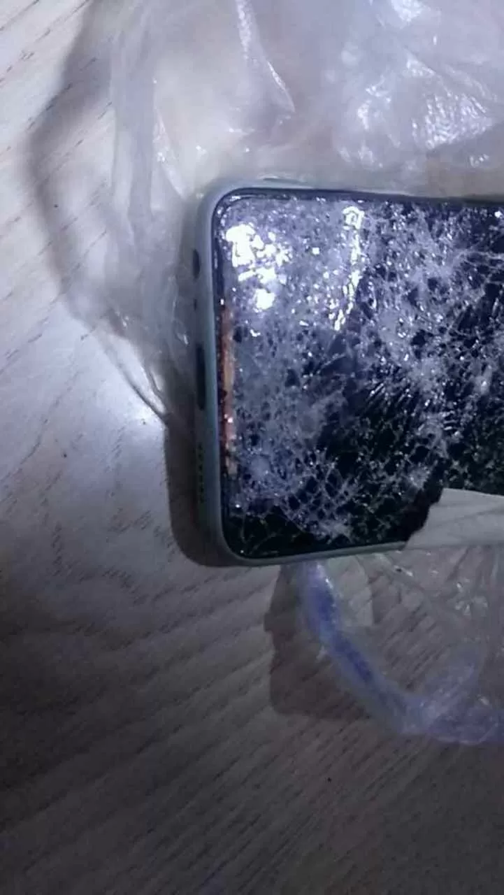手机摔了黑屏了但是还能接电话