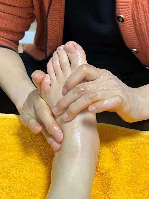 闻挠阿姨脚心脚趾