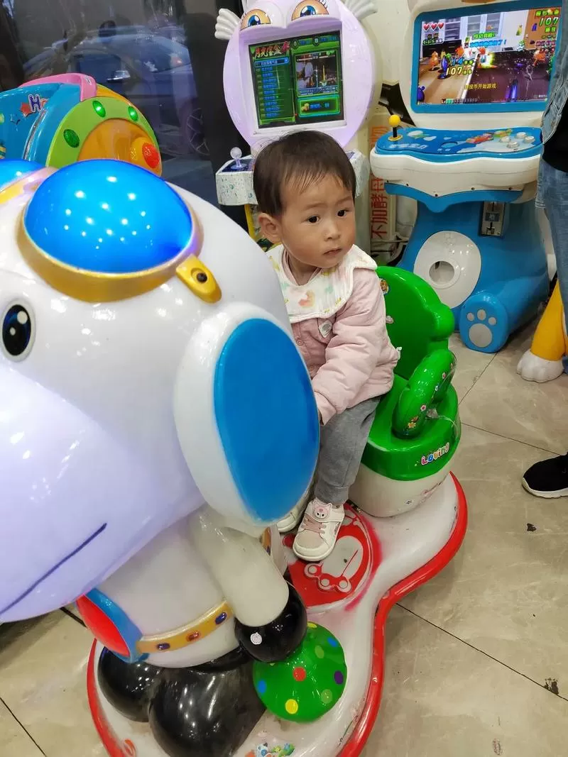 小孩子坐摇摇车视频